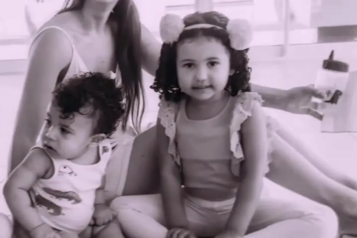 Página dupla do álbum com fotografias de família.