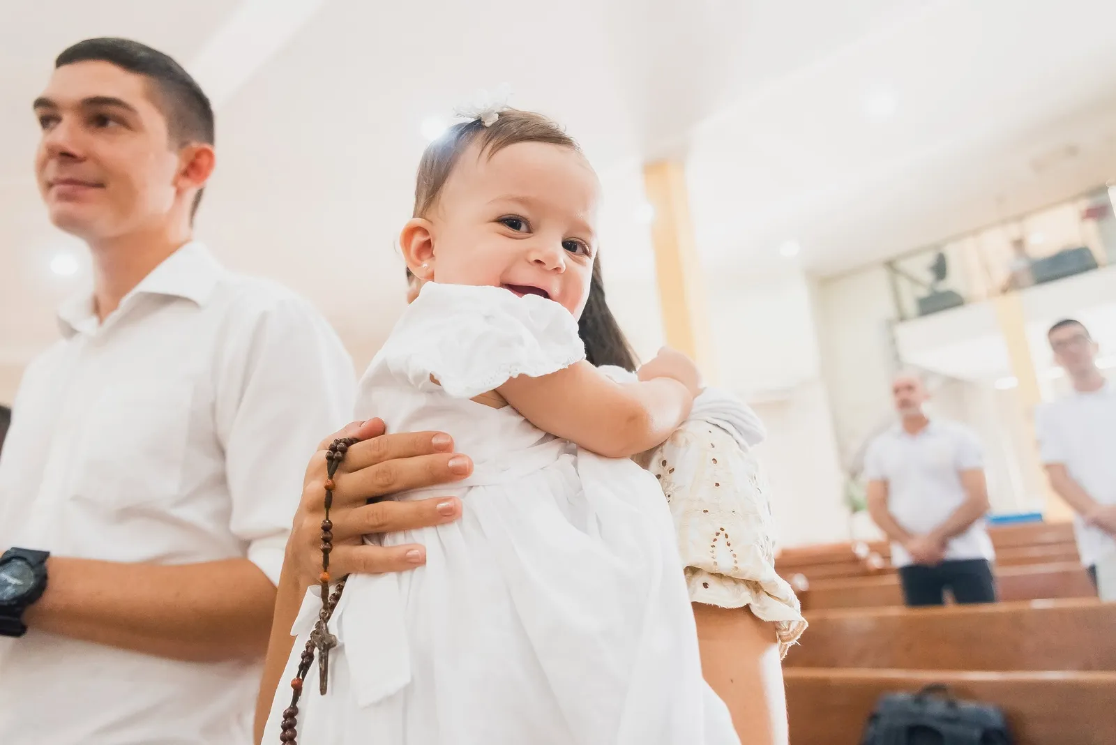 Batizado — bebê no vestido branco