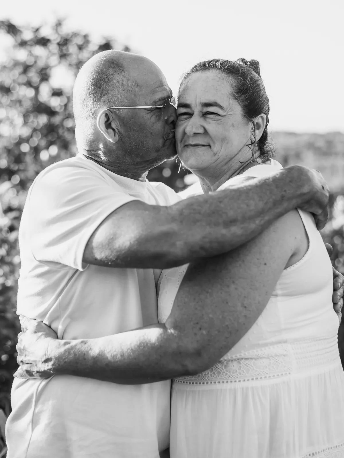 O amor que atravessa o tempo — abraço