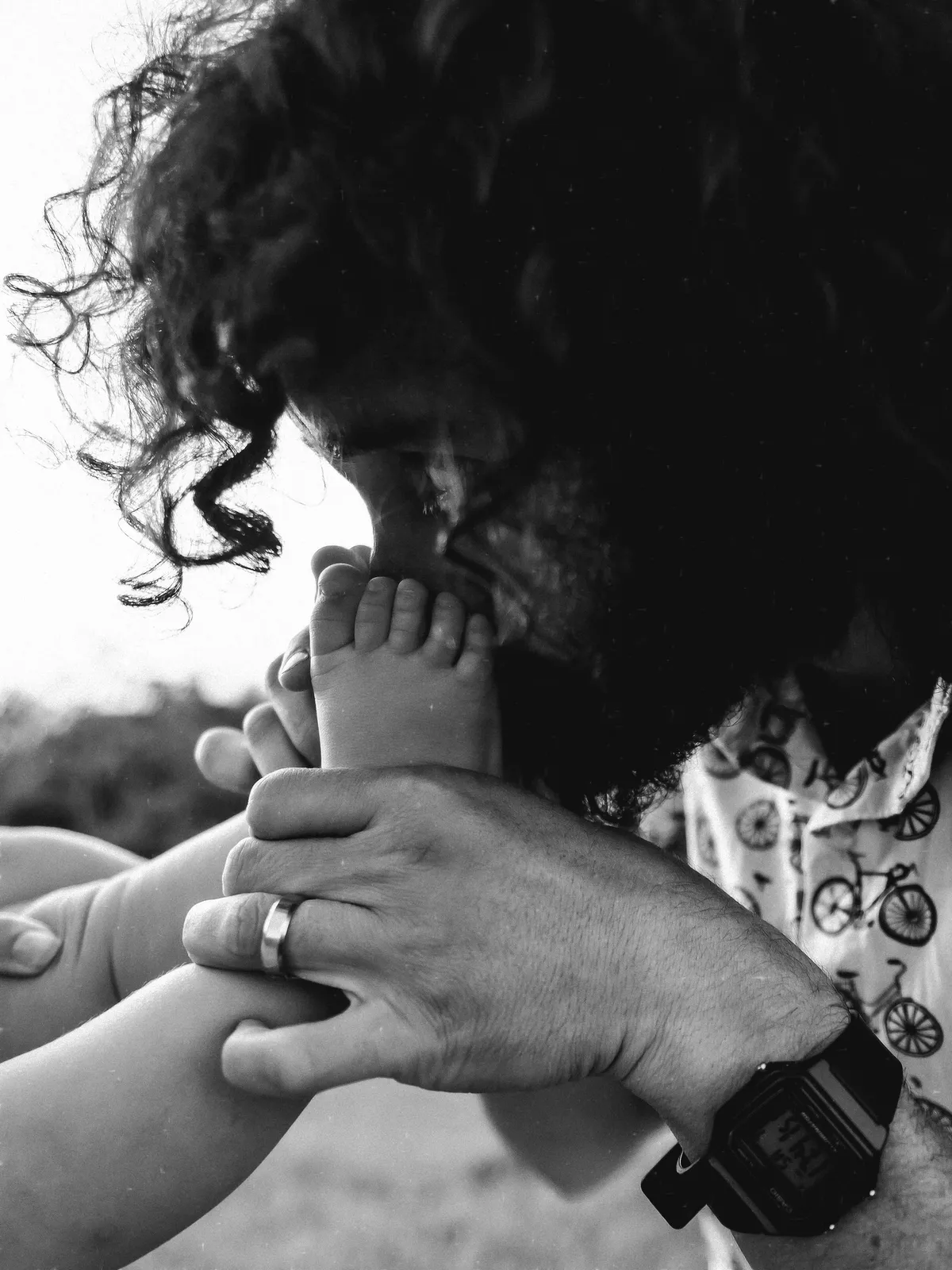 Pés e cabelos do bebê — detalhe