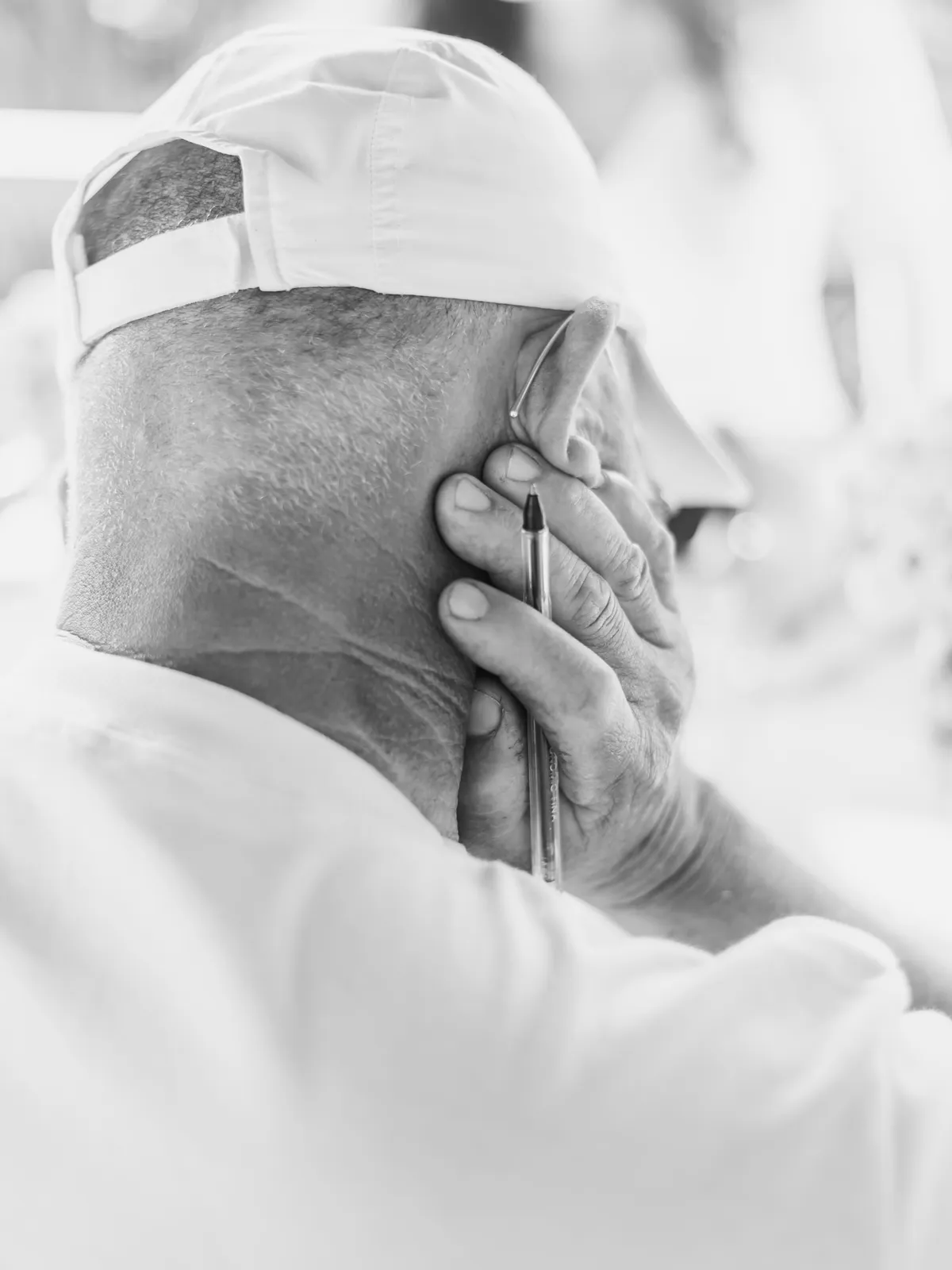 Mãos que guardam uma vida — detalhe