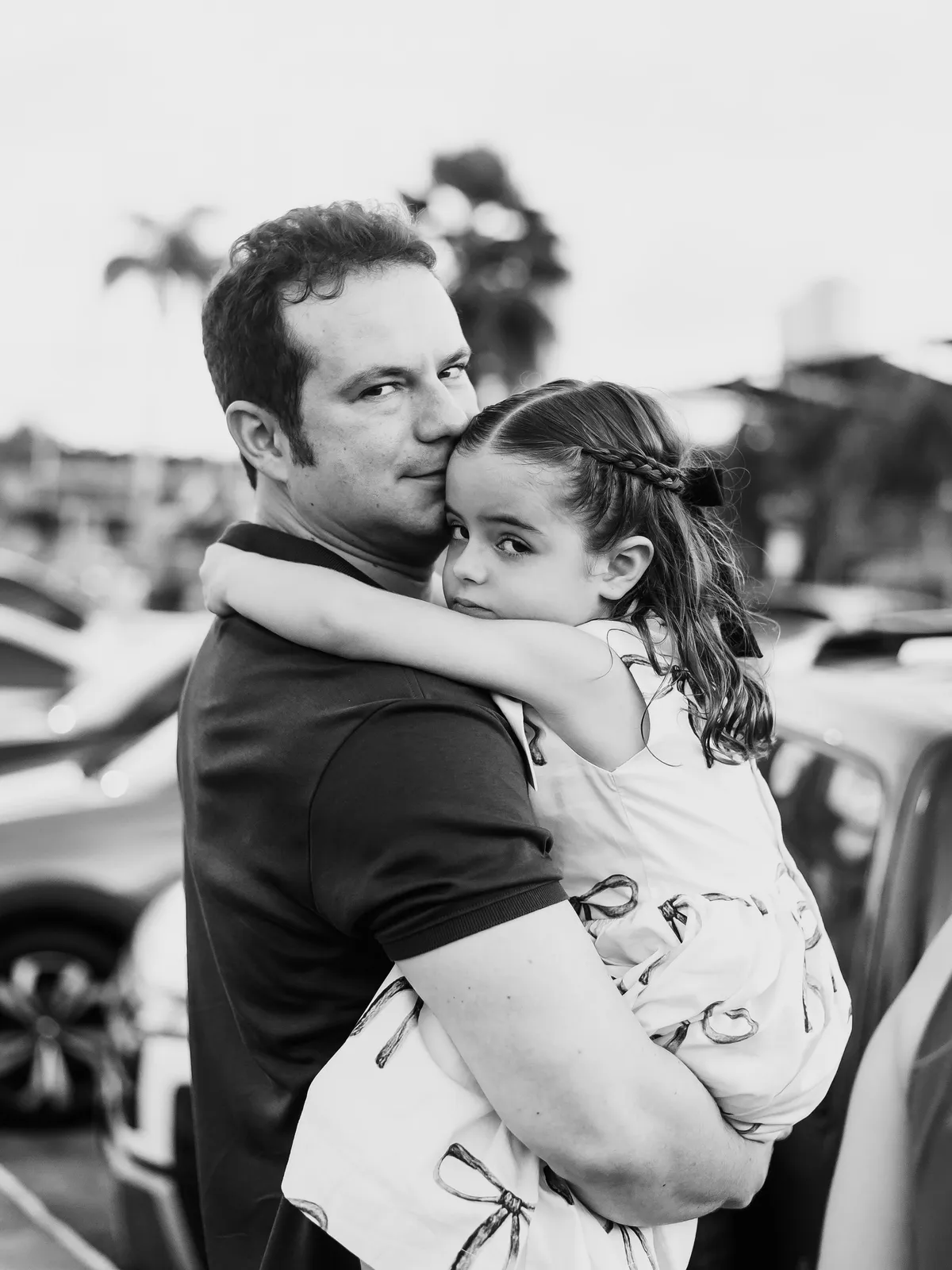 Pai erguendo a filha no colo