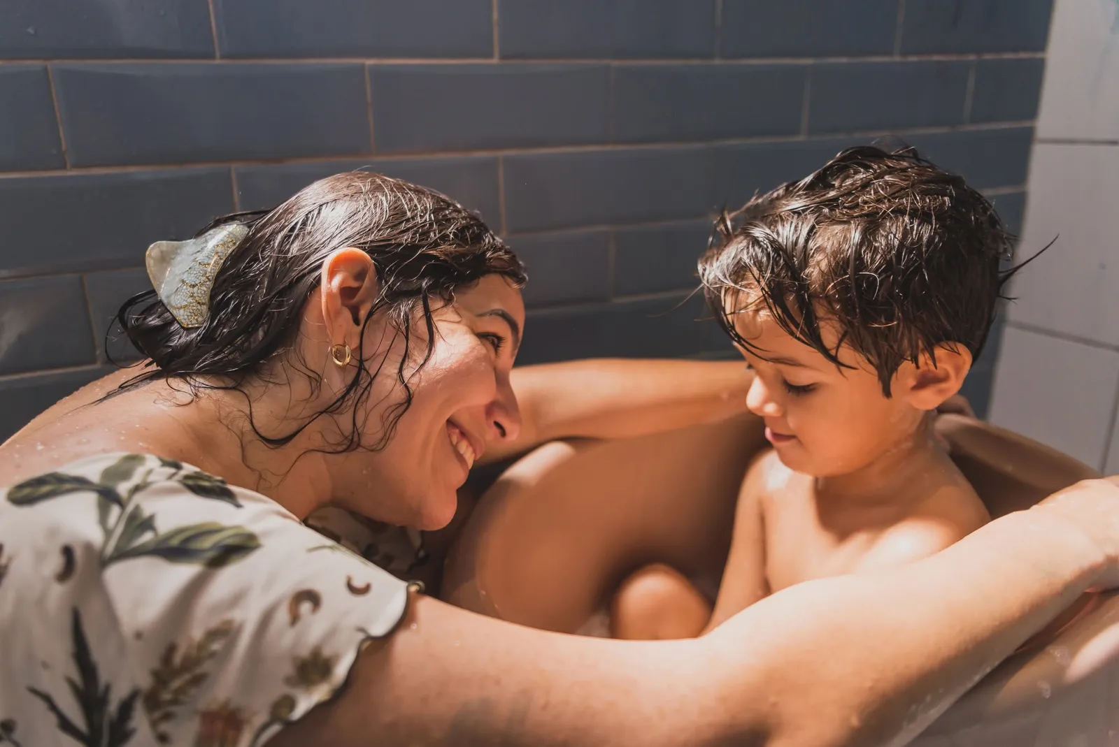 Mãe e filho, abraço apertado
