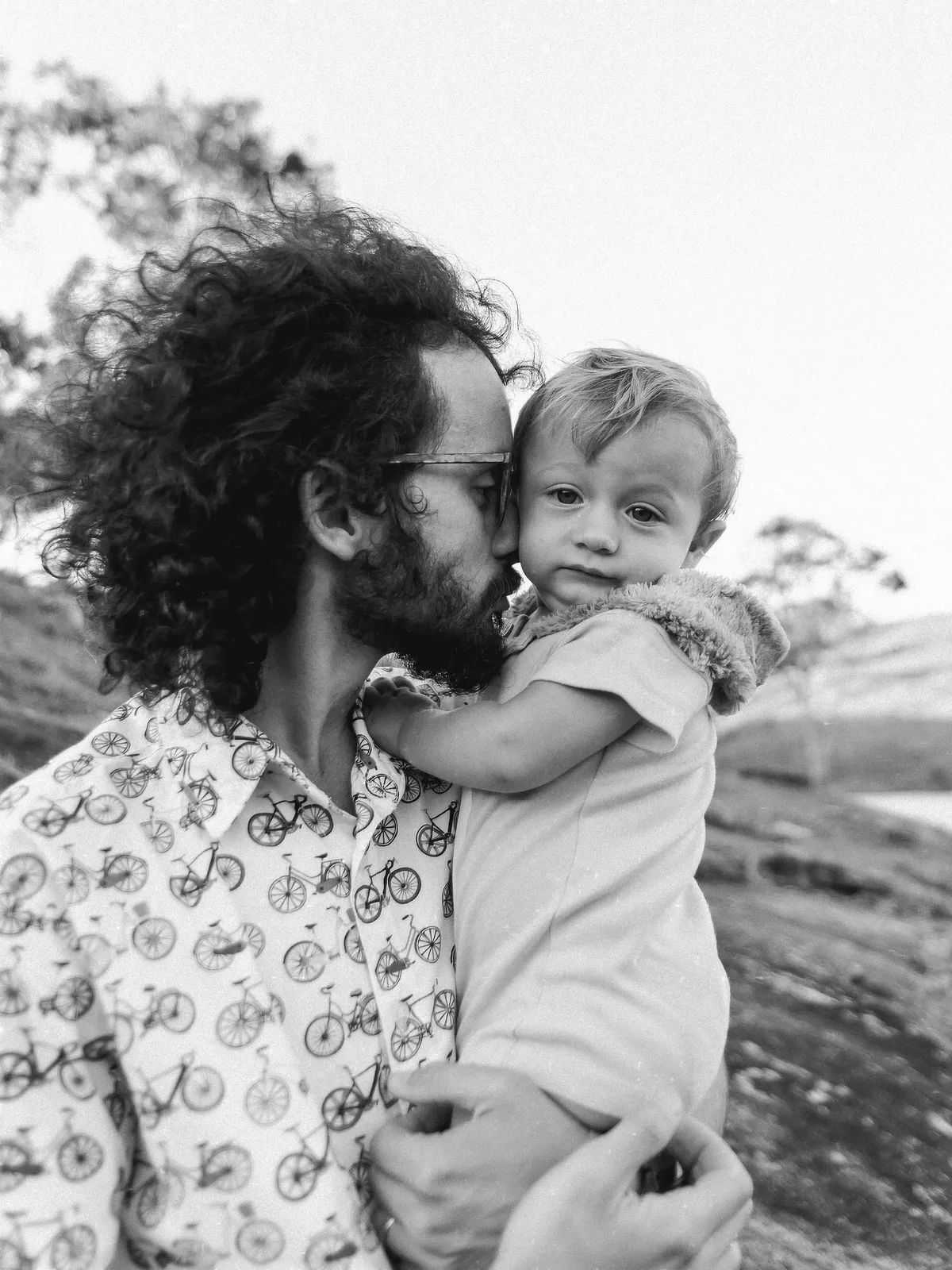 Pai com o bebê no colo