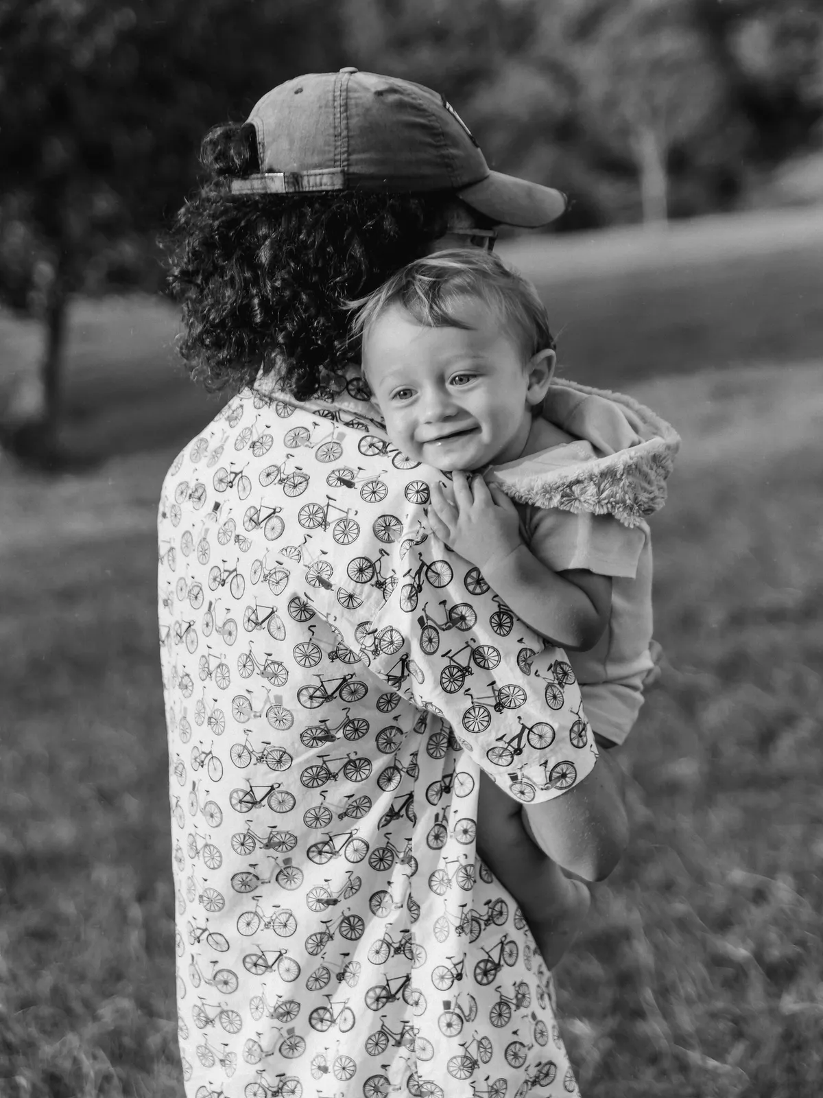 Mãe e filho num abraço