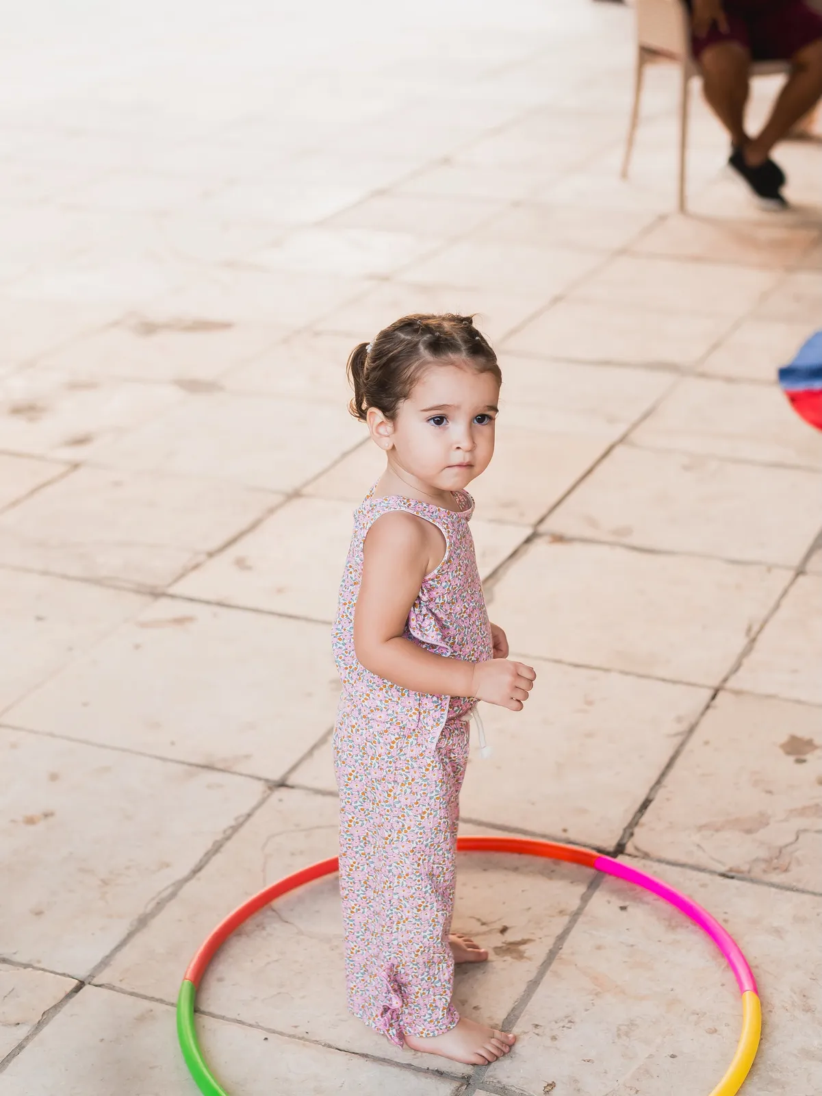 Menina com bambolê