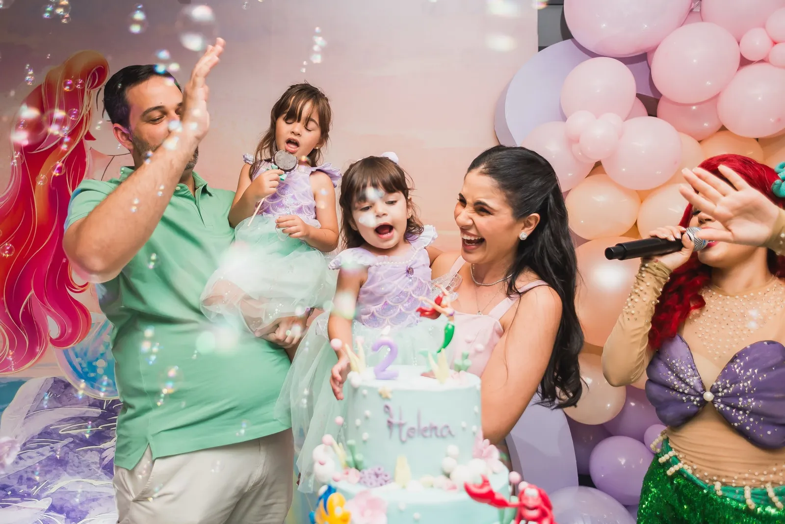Meninas e o bolo de aniversário