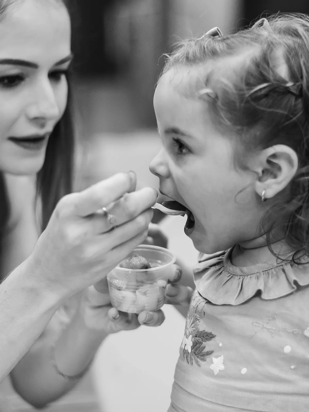 Menina comendo numa festa de aniversário