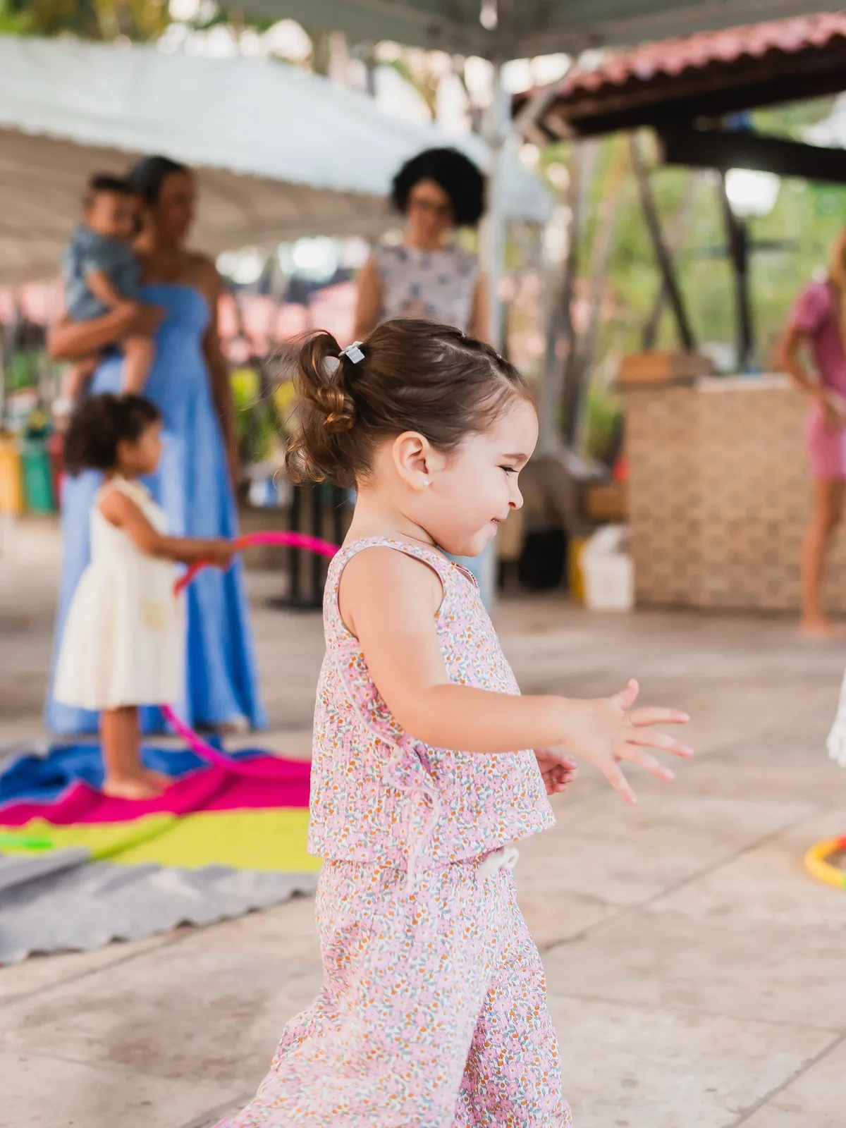 Menina correndo numa festa infantil