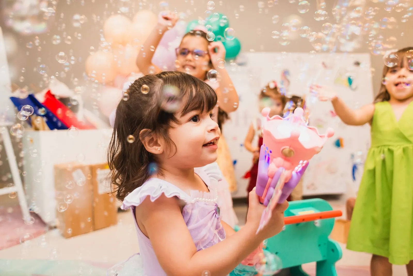 Meninas juntas numa festa