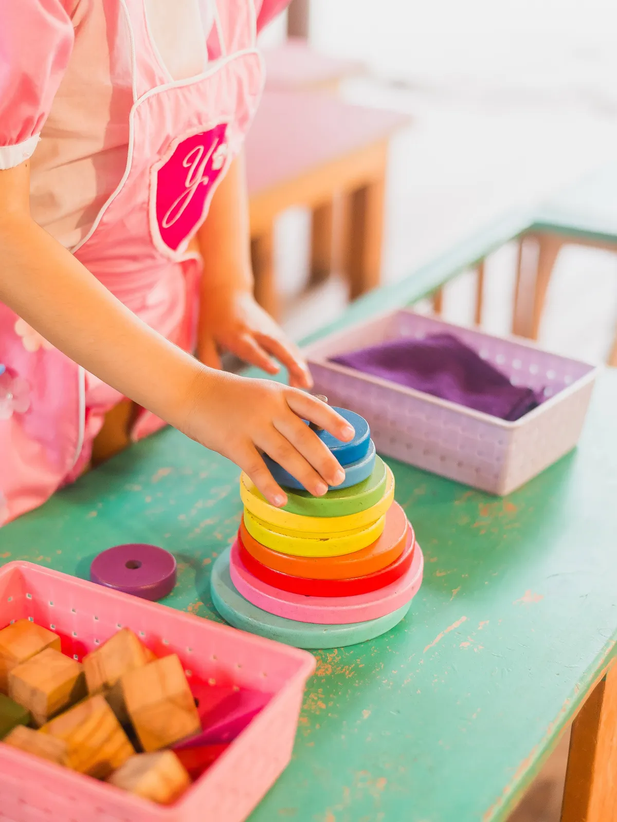 Criança brincando com um brinquedo de encaixe