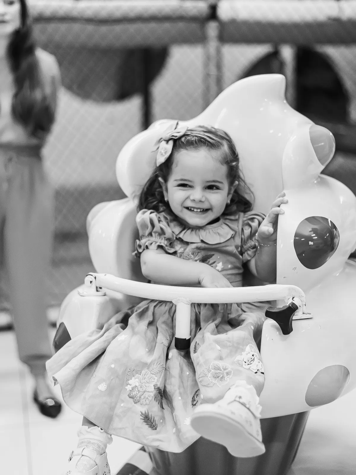 Bebê na cadeirinha de refeição