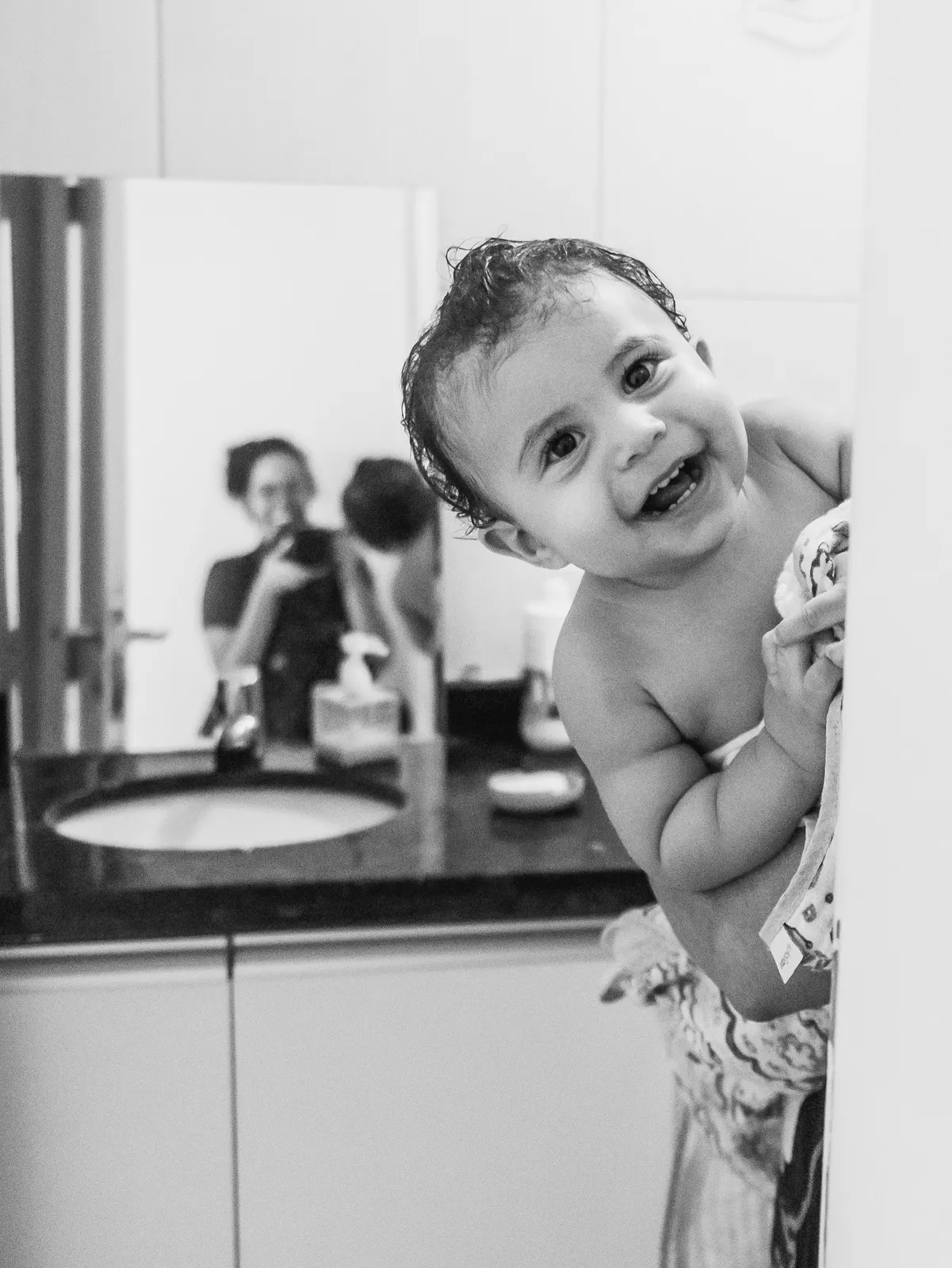 Bebê na cozinha, em preto e branco