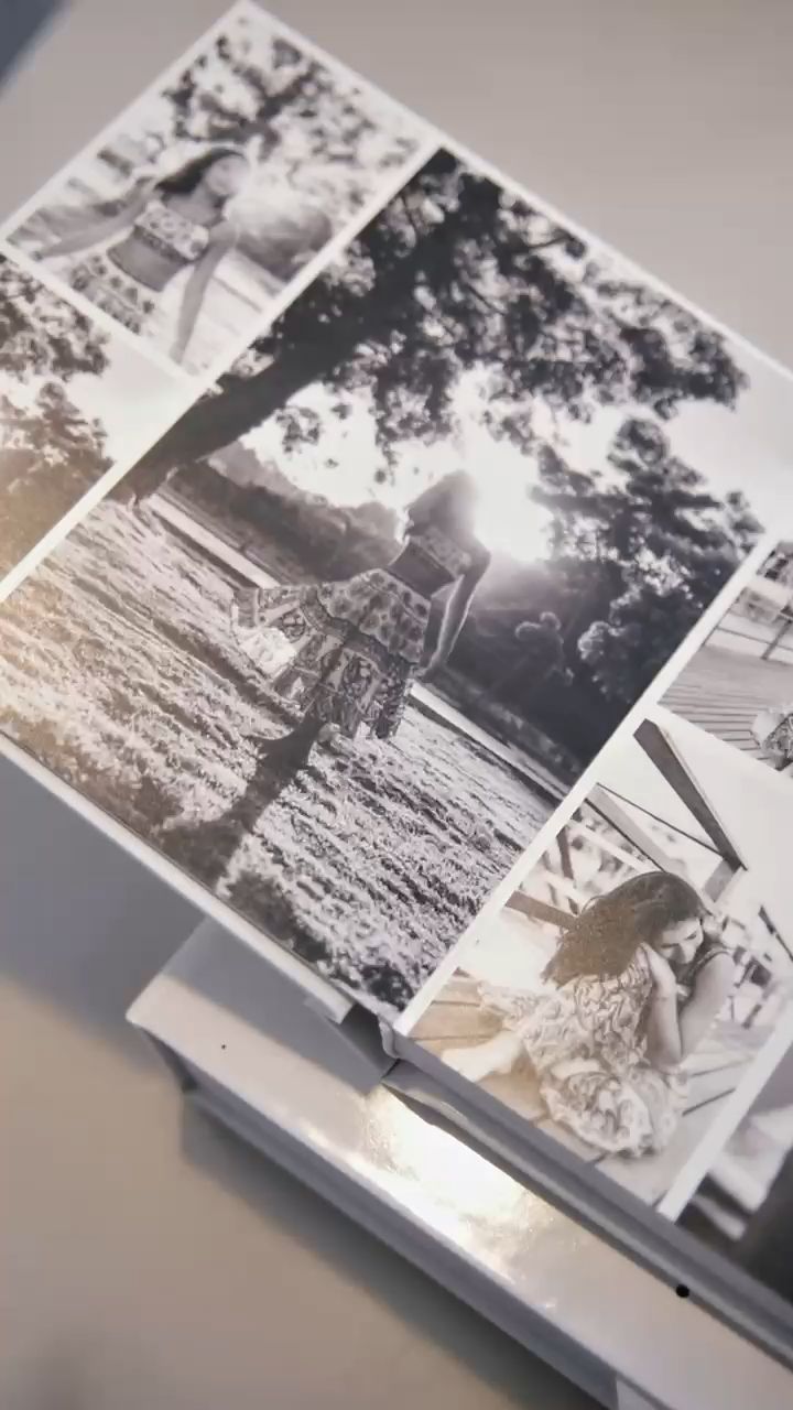 Fotografias impressas de família espalhadas — memória que se toca com as mãos.