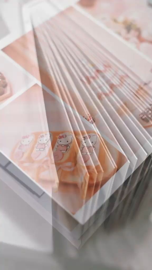Álbum personalizado finalizado, com as páginas se abrindo.